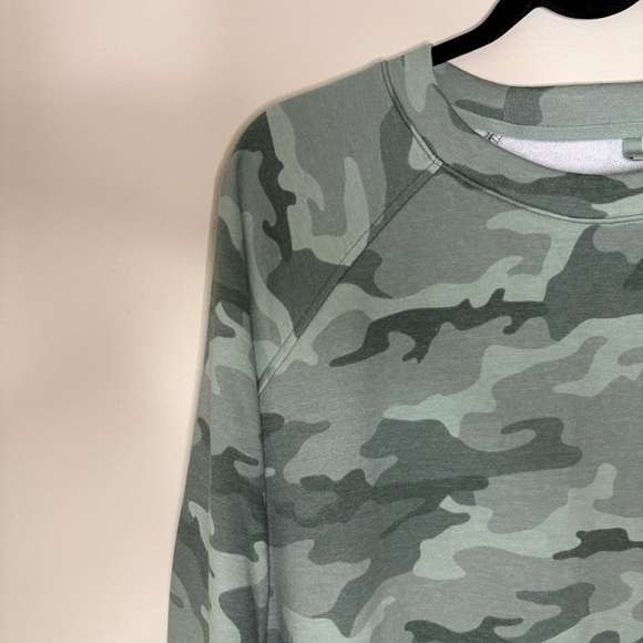 Lou & Grey | Sage Green Camo Crewneck Size Medium NWOT - Picture 2 of 10
